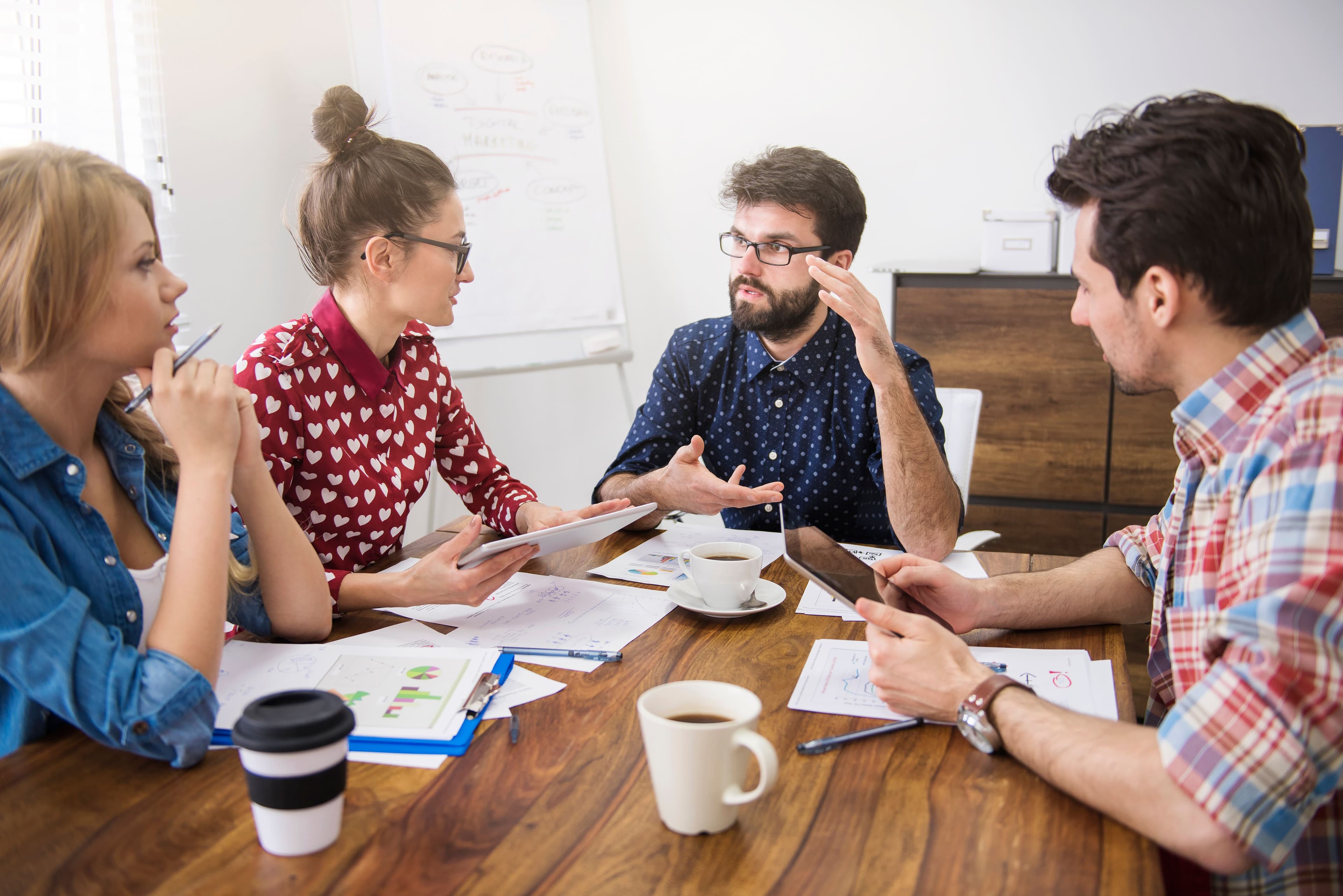 equipe-de-collegues-de-travail-concept-de-brainstorming.jpg