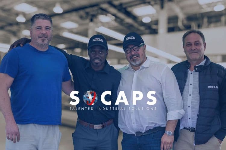Collaborateurs de SOCAPS qui se tiennent par les épaules