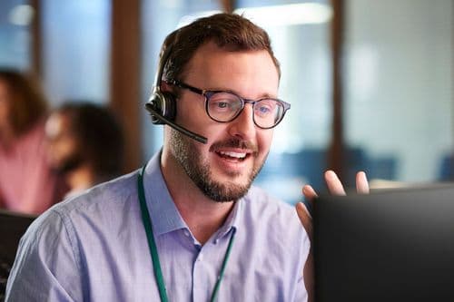 Homme au téléphone pour faire de l'assistance technique chez Agorinfo